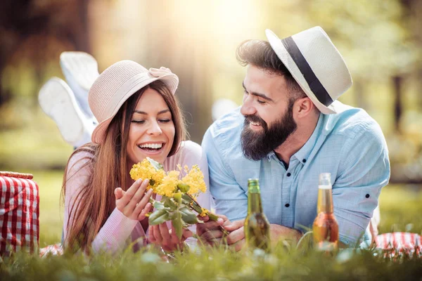 Gelukkige Jonge Paar Met Een Picknick Het Park Een Zonnige — Stockfoto