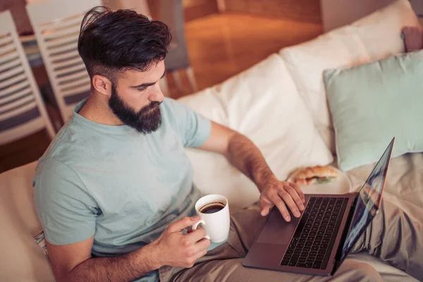 Portret Van Knappe Jonge Man Met Behulp Van Laptop Kantoor — Stockfoto