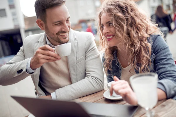 Pareja Feliz Cafetería Mirando Ordenador Portátil Beber Café Limonada — Foto de Stock