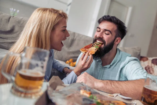 Genç Çift Evde Pizza Yeme Keyfini — Stok fotoğraf
