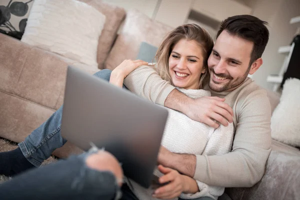 Fiatal Pár Nappaliban Használ Laptop — Stock Fotó