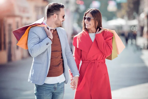 Junges Paar Genießt Beim Einkaufen Gutaussehendes Junges Paar Hält Einkaufstüten — Stockfoto