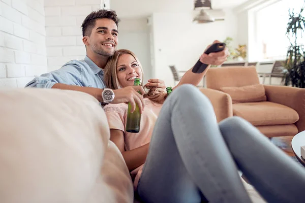 Pareja Joven Relajándose Apartamento Tumbados Sofá Viendo Una Película Juntos — Foto de Stock