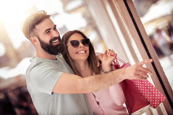 Portrait Couple Avec Des Sacs Provisions Dans Ville Amuser Ensemble — Photo