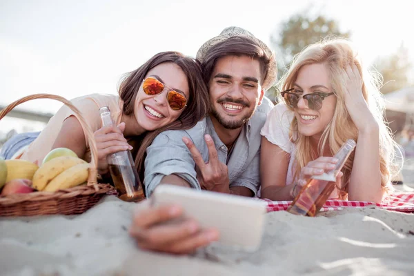 Tres Amigos Divirtiéndose Playa Haciendo Selfie Con Teléfono Beber Sidra — Foto de Stock