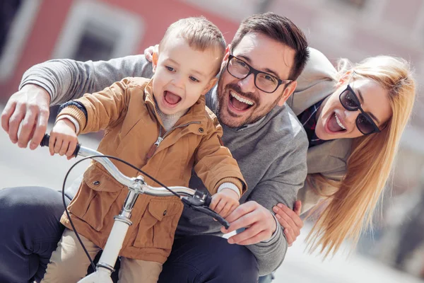Far Och Mor Lär Sin Son Att Rida Cykel Staden — Stockfoto