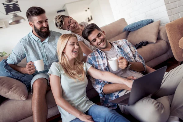 Amigos Sentados Juntos Sofá Viendo Videos Divertidos Portátil — Foto de Stock