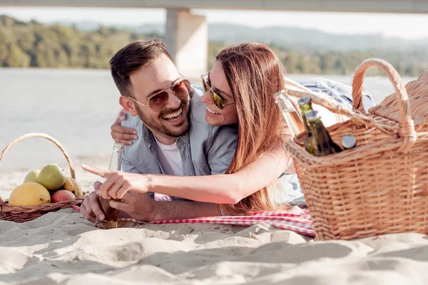 Portret Szczęśliwa Para Plaży Dziewczyna Pokazuje Coś Swojego Chłopaka — Zdjęcie stockowe