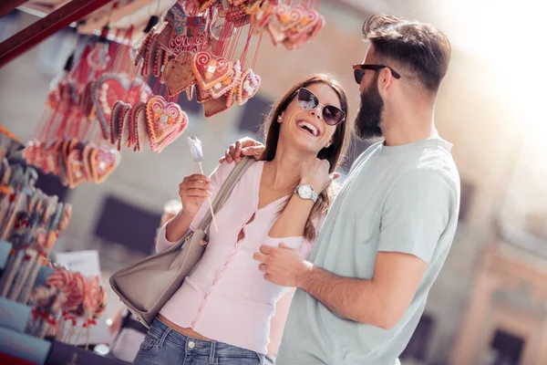 Feliz Joven Pareja Divirtiéndose Aire Libre Sonriendo Comiendo Dulces — Foto de Stock