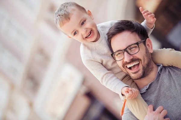 Vater Hält Sohn Auf Den Schultern Und Hat Spaß Freien — Stockfoto