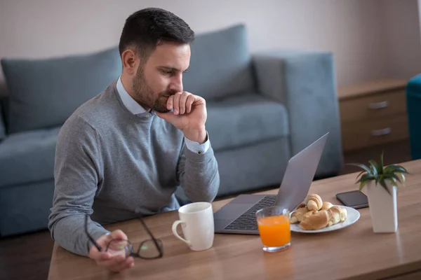 Portret Przystojny Młody Biznesmen Korzysta Laptopa Domowym Biurze — Zdjęcie stockowe