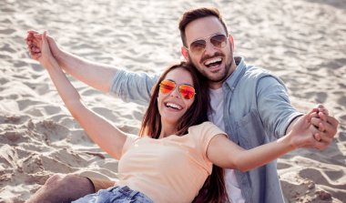 Eğleniyor mutlu çift birlikte sahilde portresi.