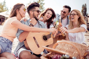 Arkadaşlar eğlenmeye plajda güneşli bir günde