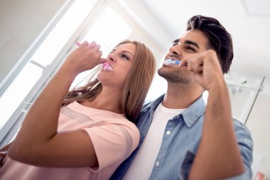 Banyoda genç çift, birlikte fırçalarken Anasayfa.