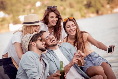 Selfie akıllı telefon ile sahilde alarak arkadaşlar