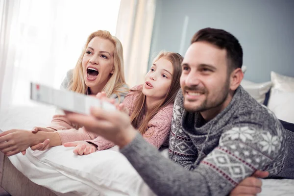 Adorável Família Assistindo Televisão Juntos Deitado Cama Casa — Fotografia de Stock