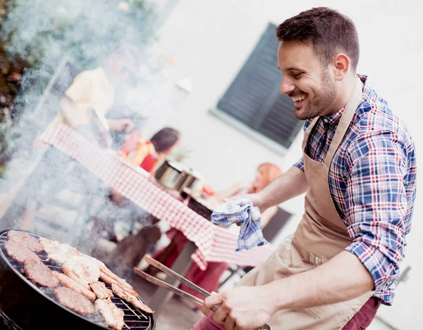 Diversión Verano Joven Cocinando Carne Barbacoa Para Cena Familiar Verano — Foto de Stock