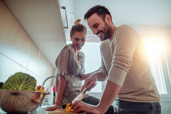 Paar Bereitet Mittagessen Zusammen Ihrer Küche Menschen Liebe Spaß Glück — Stockfoto