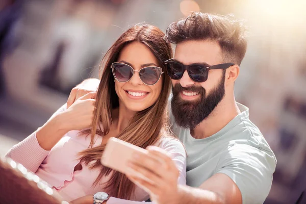 Felice Giovane Coppia Prendendo Selfie Con Telefono Sulla Strada — Foto Stock