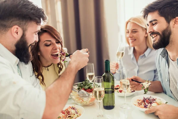 Amigos Almoçando Casa Curtindo Juntos Pessoas Diversão Felicidade Comida Bebida — Fotografia de Stock