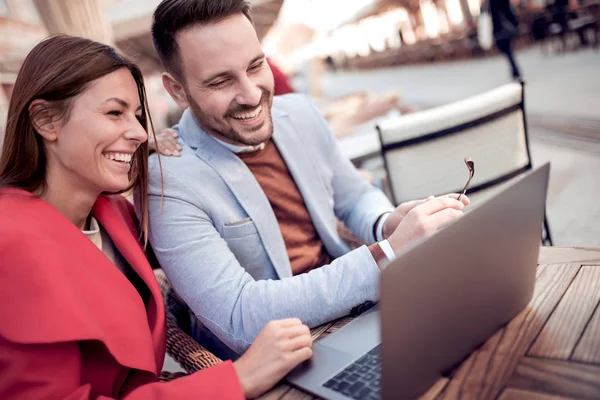 Pareja Joven Disfrutando Internet Inalámbrico Restaurante — Foto de Stock