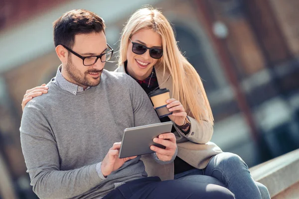 Joyeux Jeune Couple Prenant Selfie Avec Téléphone Dans Rue — Photo