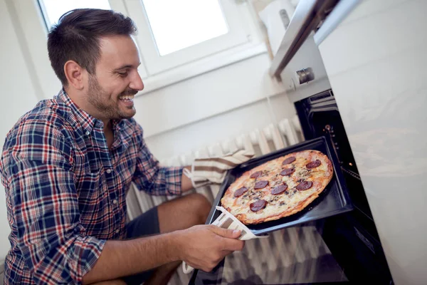 Junger Mann Holt Leckere Pizza Hervor Die Hause Ofen Gekocht — Stockfoto