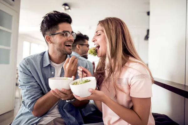 Família Feriados Pessoas Casal Conceito Sorrindo Jantar Casa Sala Estar — Fotografia de Stock