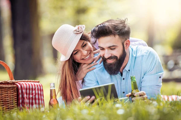 Glückliches Junges Paar Bei Einem Picknick Park Einem Sonnigen Tag — Stockfoto