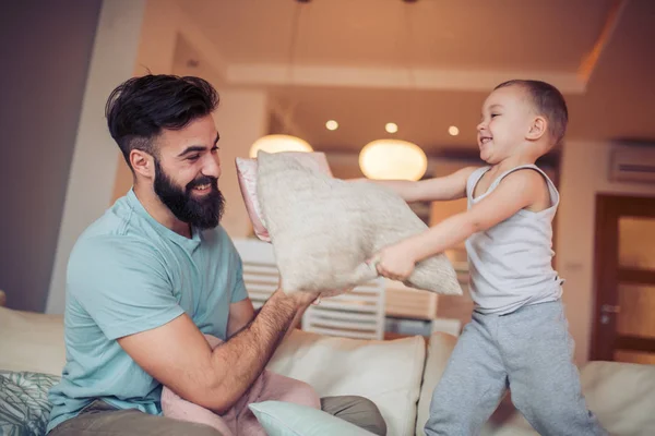 Petit Garçon Son Père Battent Avec Des Oreillers Sourient Assis — Photo