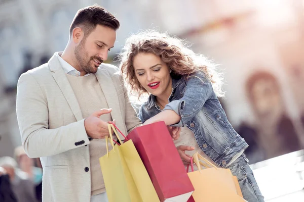 Portret Van Gelukkige Paar Met Boodschappentassen Verkoop Consumentisme Mensen Concept — Stockfoto