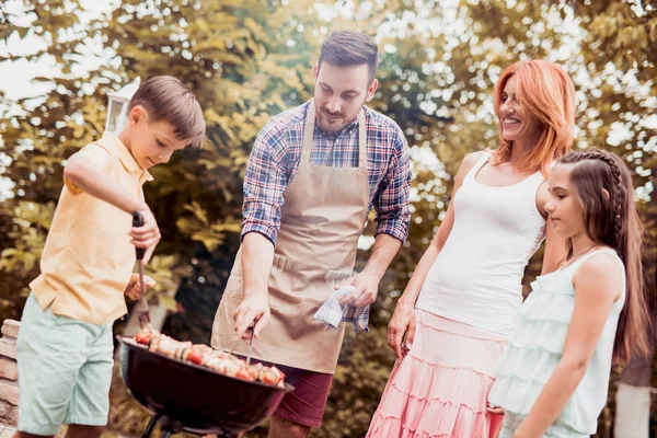 Glückliche Familie Mit Grillparty Freien Freizeit Essen Menschen Und Urlaubskonzept — Stockfoto
