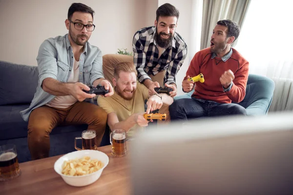 Video Oyunları Evde Birlikte Oynayan Arkadaş Grubu — Stok fotoğraf