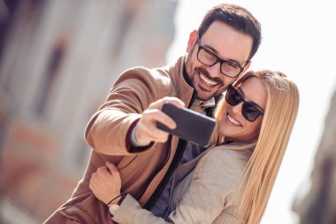 Mutlu genç çift gülen ve having fun.