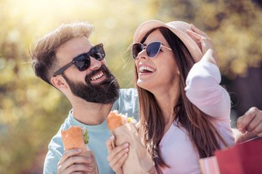 Açık havada kahvaltı, Sandviç yeme çift. Mutlu anları birlikte.