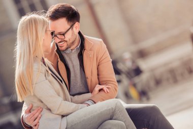 Mutlu genç çift gülen ve having fun.