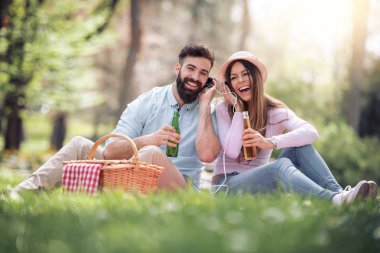 Kaç şehir parkta otururken birlikte müzik dinlemek. İnsanlar, sevgi, müzik ve mutluluk kavramı.