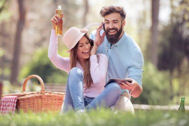 Kaç şehir parkta otururken birlikte müzik dinlemek. İnsanlar, sevgi, müzik ve mutluluk kavramı.