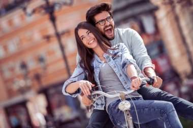 Çift onların boş zamanlarında onların bisiklet sürme ve güneşli yaz gününde eğleniyor.