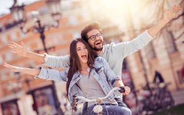 Çift onların boş zamanlarında onların bisiklet sürme ve güneşli yaz gününde eğleniyor.