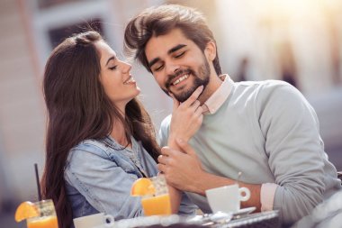 Güzel bir çift kahve içiyor, birlikte eğleniyorlar..