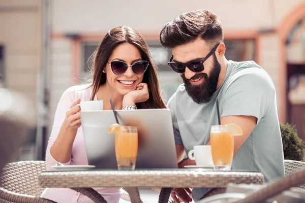 Mutlu Çift Kahve Dizüstü Bilgisayar Gülümseyen Çecek Suyu Seyir Ile — Stok fotoğraf