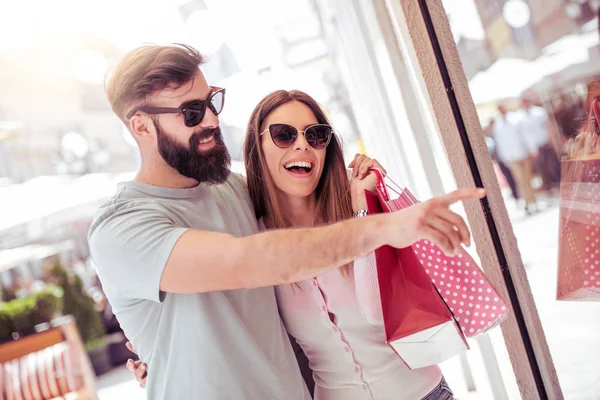 幸せな若いカップルは都市のショッピング バッグ 幸福とライフ スタイルのコンセプト — ストック写真
