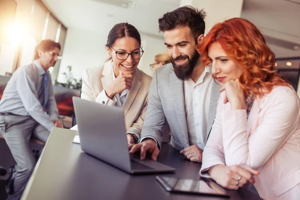 Grupo Empresarios Que Discuten Ideas Planifican Trabajo Conjunto Oficina —  Fotos de Stock