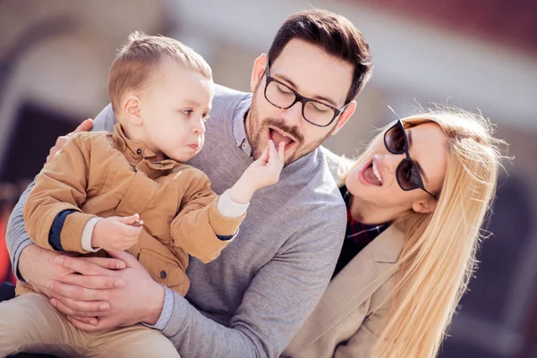 Glad Ung Familj Semester Njuta Tillbringa Tid Tillsammans — Stockfoto