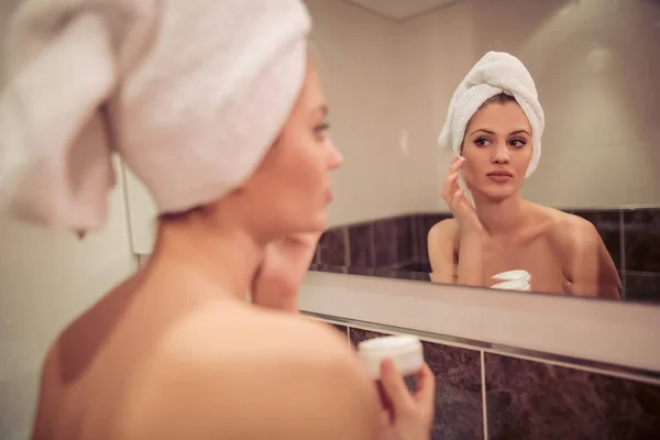 Hermosa Mujer Aplicando Tratamiento Crema Cosmética Cara —  Fotos de Stock