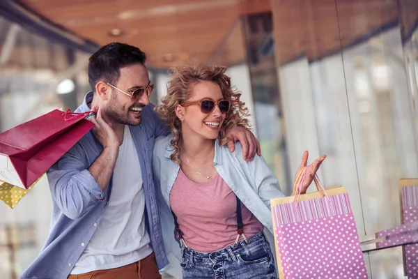快乐的年轻夫妇在城市购物袋 幸福和生活方式概念 — 图库照片