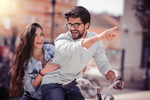 Pareja Montando Sus Bicicletas Tiempo Libre Divertirse Día Soleado Verano — Foto de Stock