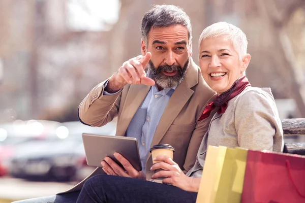 Pareja Madura Relajarse Después Compras Utilizando Tableta —  Fotos de Stock