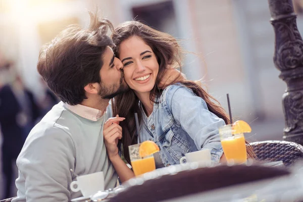 Hermosa Pareja Tomando Café Una Cita Divirtiéndose Juntos — Foto de Stock